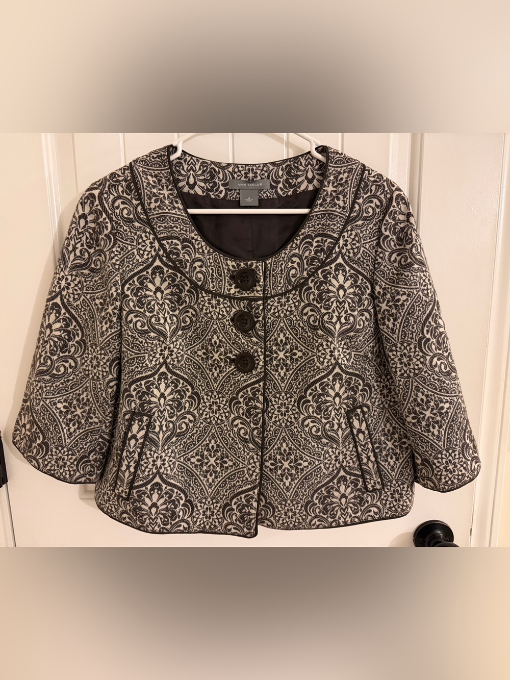 Ann Taylor women’s Patterned Brown and Cream Cropped Jacket Blazer size 6